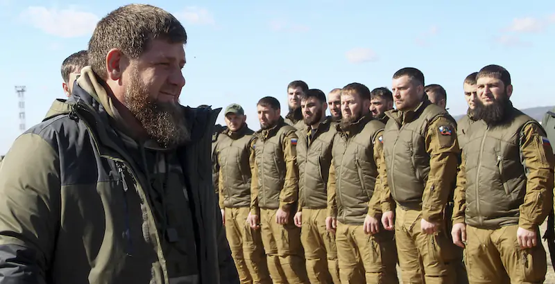 Ramzan Kadyrov con alcuni combattenti ceceni prima di un'esercitazione militare (AP Photo/Musa Sadulayev)