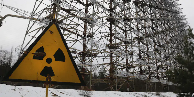 Un segnale che indica pericolo di radioattività a Chernobyl, in Ucraina (AP Photo/Efrem Lukatsky)