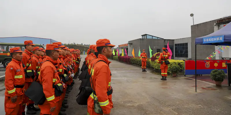 Membri delle squadre di emergenza si preparano per le operazioni di soccorso (Xinhua via ANSA)
