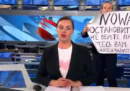 Una donna ha interrotto un telegiornale della TV di stato russa protestando contro l'invasione dell'Ucraina