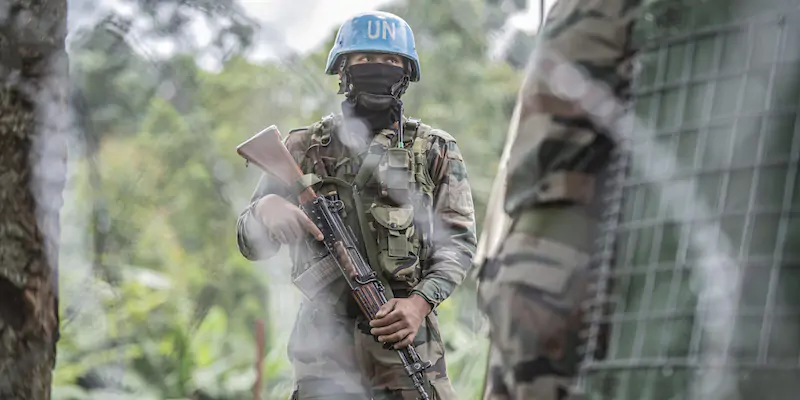 Un peacekeeper dell'ONU a Kibumba, nella provincia di Kivu Nord, lo scorso 28 gennaio (AP Photo/ Moses Sawasawa)