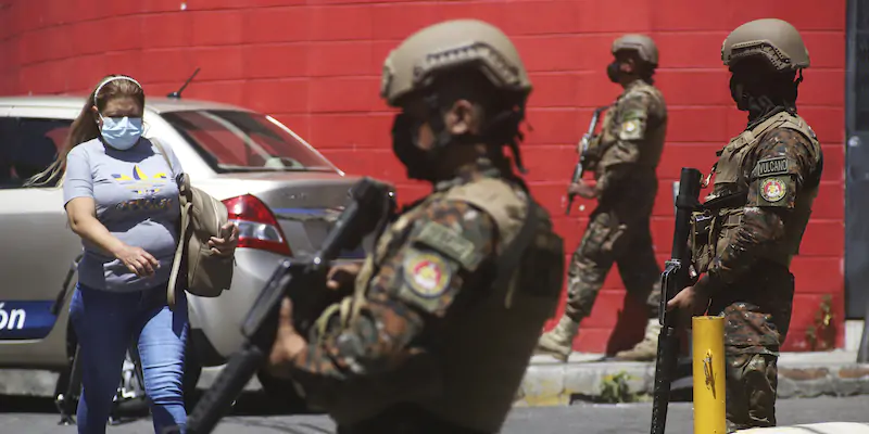 Soldati presidiano il vicinato di Las Palmas a San Salvador, la capitale di El Salvador, dopo l'uccisione di 62 persone in tutto il paese. Domenica 27 marzo (AP Photo/ Salvador Melendez)
