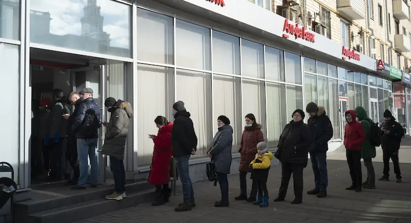 Persone in fila per ritirare denaro da una banca a Mosca (AP Photo/Victor Berzkin, File Photo)