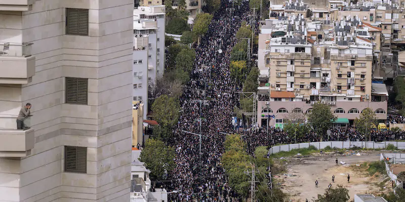 Le foto della folla ai funerali di un importante rabbino ultraortodosso, vicino a Tel Aviv