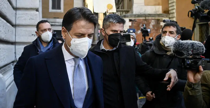 Giuseppe Conte mentre lascia la Camera dei Deputati, Roma, 23 gennaio 2022 (ANSA/RICCARDO ANTIMIANI)