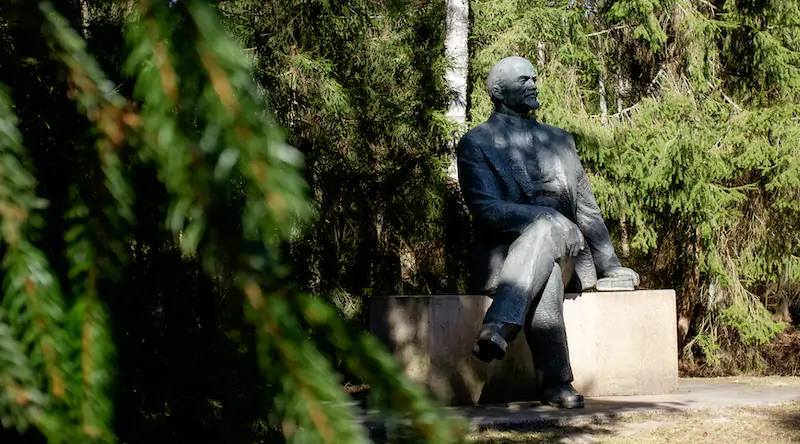 Una statua di Lenin nel parco di Grutas (foto Eugenio Cau /Il Post)