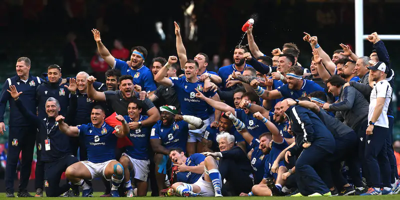 L'Italia festeggia la vittoria sul prato del Millennium Stadium di Cardiff (Stu Forster/Getty Images)
