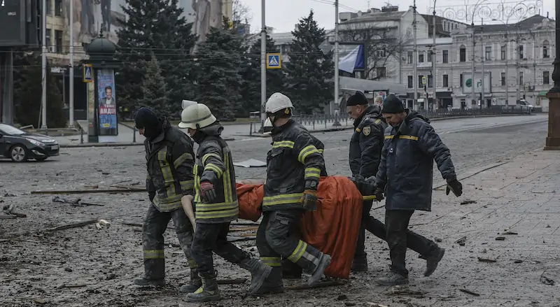 Soccorritori trasportano una barella dopo un bombardamento russo a Kharkiv, il 1° marzo (AP Photo/Pavel Dorogoy)