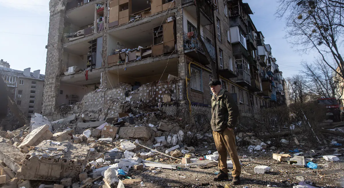 Un palazzo distrutto da un bombardamento a Kiev (Chris McGrath/Getty Images)