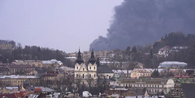 Il fumo provocato dalle esplosioni avvenute sabato pomeriggio a Leopoli, in Ucraina (AP Photo/Nariman El-Mofty)