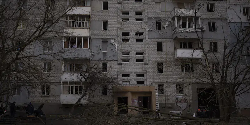 Un edificio danneggiato da un bombardamento russo in una zona residenziale di Mykolaiv (AP Photo/Petros Giannakouris)