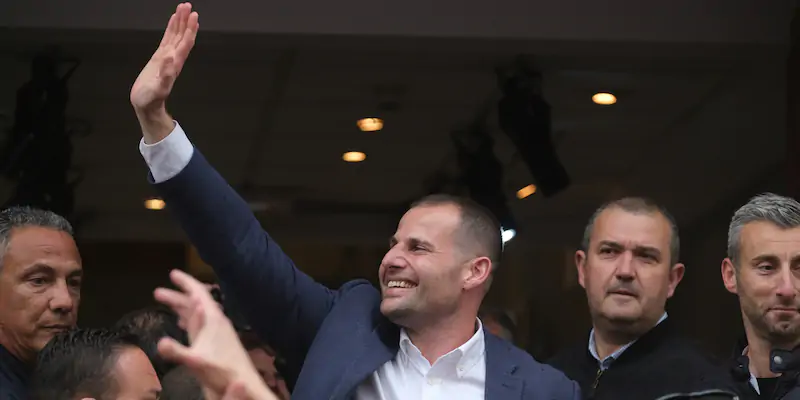 Il primo ministro maltese Robert Abela saluta i sostenitori del Partito Laburista dopo le elezioni di domenica (Jonathan Borg/ Xinhua via ANSA)