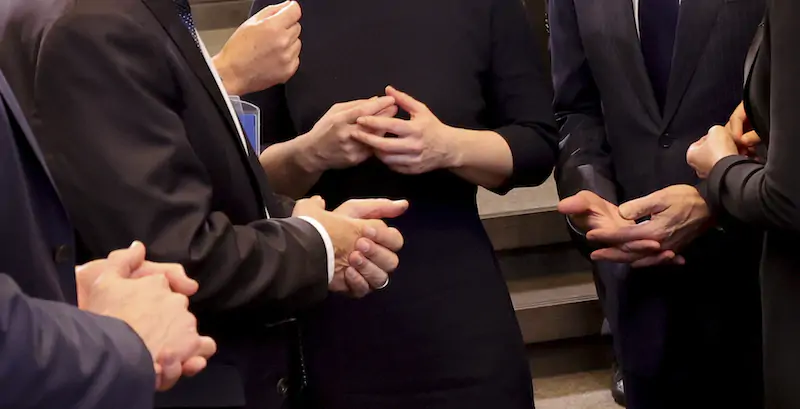 Mani di ministri degli Esteri della NATO a Bruxelles (AP Photo/Olivier Matthys)