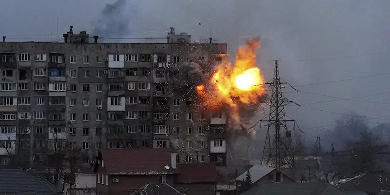 Un edificio residenziale bombardato a Mariupol, l'11 marzo (AP Photo/Evgeniy Maloletka)
