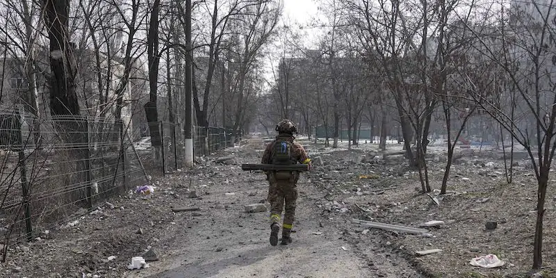 Un soldato ucraino a Mariupol, in Ucraina (AP Photo/Evgeniy Maloletka)