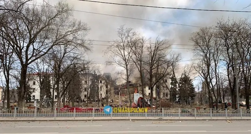 La distruzione del Teatro d'arte drammatica di Mariupol, in una foto circolata su Telegram