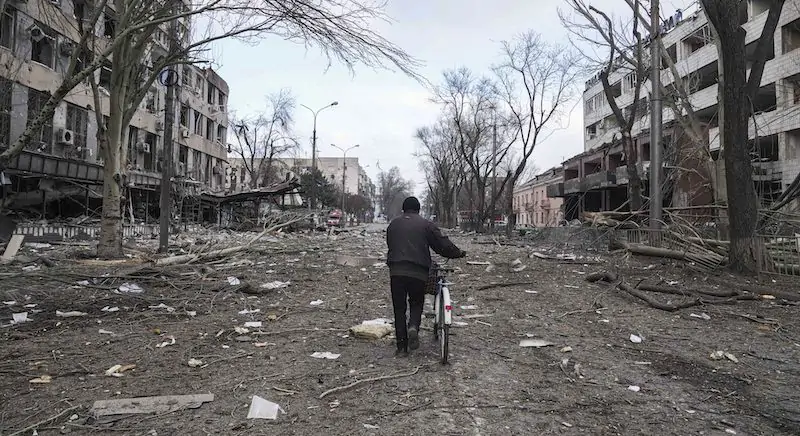 Mariupol, 10 marzo (AP Photo/Evgeniy Maloletka, File)