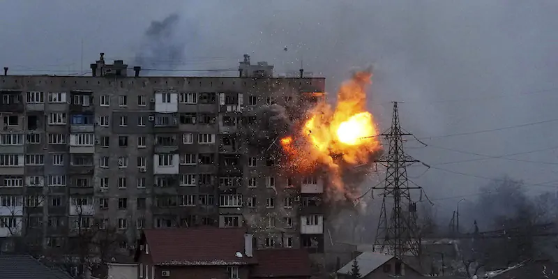 Il bombardamento di un edificio residenziale a Mariupol, in Ucraina (AP Photo/Evgeniy Maloletka)