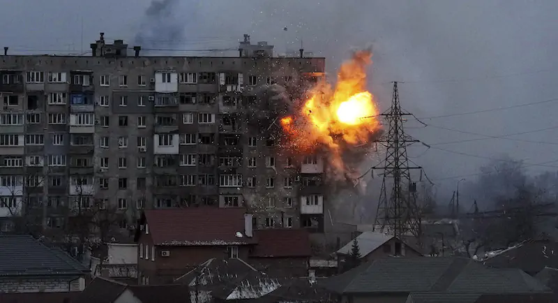 Un condominio colpito dal colpo di un carro armato a Mariupol l'11 marzo (AP Photo/Evgeniy Maloletka)