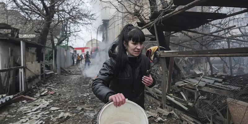 Bombardamenti a Mariupol, 24 febbraio 2022 (AP Photo/Evgeniy Maloletka)