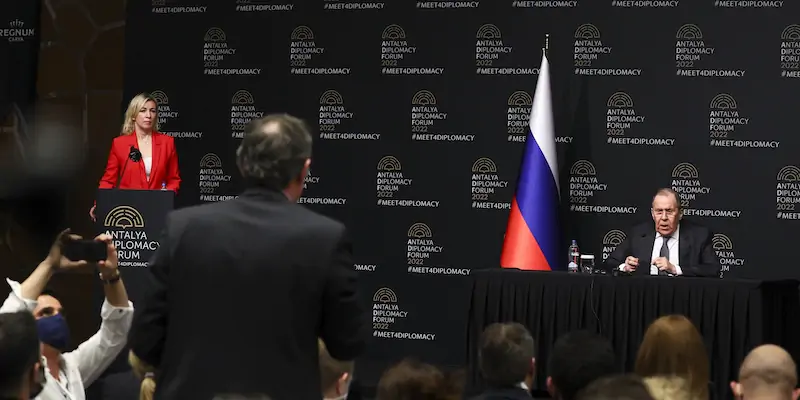 La portavoce del ministero degli Esteri Maria Zakharova e il ministro Sergei Lavrov (Russian Foreign Ministry Press Service via AP)
