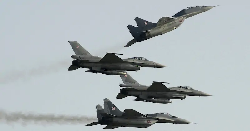 Il primo e l'ultimo aereo sono MiG-29 dell'aviazione polacca; i due di mezzo sono F-16, sempre polacchi (AP Photo/Alik Keplicz)