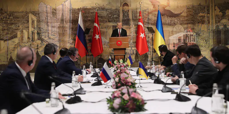 A sinistra la delegazione russa, a destra quella ucraina, al centro il presidente turco Erdoğan. (Xinhua via ANSA)