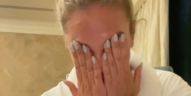 L'influencer russa Olga Buzova in lacrime nel suo ultimo video pubblicato su Instagram prima che la Russia vietasse il social network