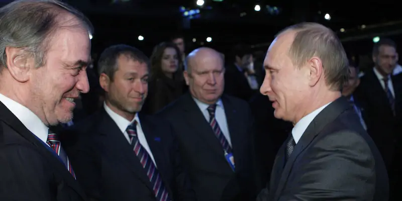 Putin con l'oligarca russo Roman Abramovich (al centro) nel 2010 (AP Photo/Alexei Nikolsky, Pool, File)