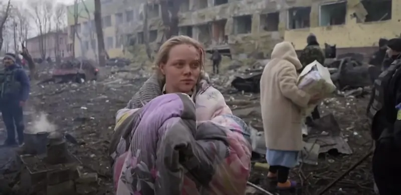 Marianna Podgurskaya all'esterno dell'ospedale di Mariupol dopo il bombardamento russo (WFFA)