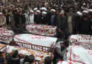Il numero di morti per l'attentato di venerdì alla moschea di Peshawar, in Pakistan, è salito a 63
