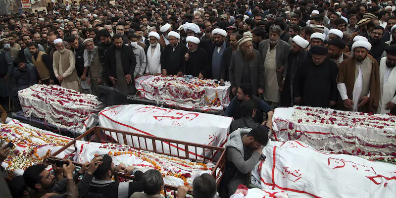 Il funerale delle persone uccise nell'attentato della moschea di Peshawar, in Pakistan (AP Photo/Muhammas Sajjad)