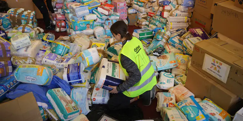 In Polonia una volontaria smista i beni di prima necessità raccolti (Sean Gallup/Getty Images)