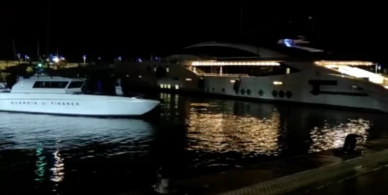 Il sequestro dello yacht "Lady M" dell'oligarca russo Alexey Mordashov, nel porto di Imperia (Imperia News/YouTube)
