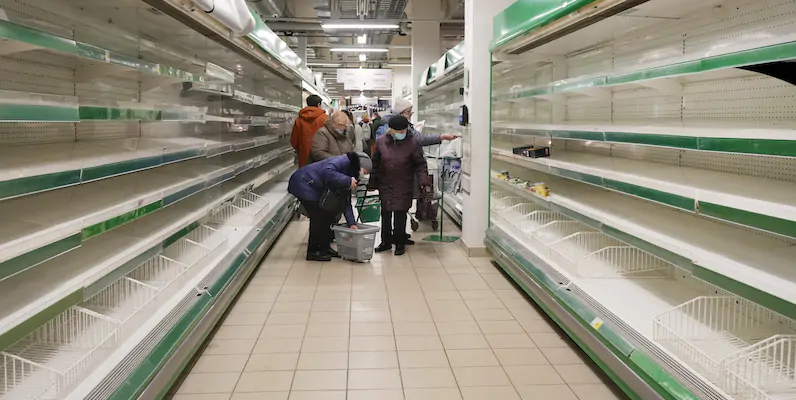 Alcuni russi in un supermercato di San Pietroburgo, il Finnish PRISMA, la cui società di riferimento ha annunciato che sospenderà le proprie attività in Russia (AP Photo)