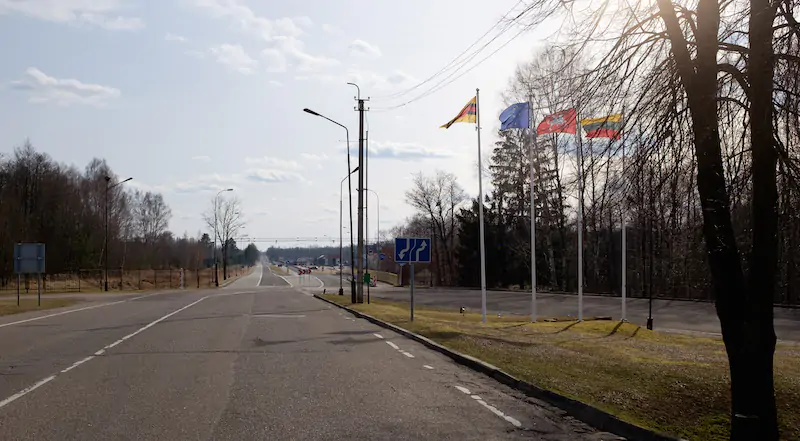 Il passaggio di frontiera tra Lituania e Polonia lungo il varco di Suwalki (Eugenio Cau /Il Post)