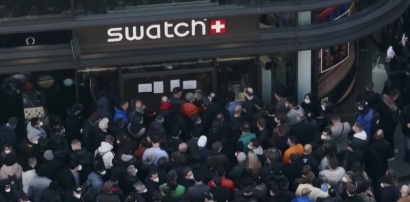 Il motivo delle file fuori dai negozi di Swatch - Il Post