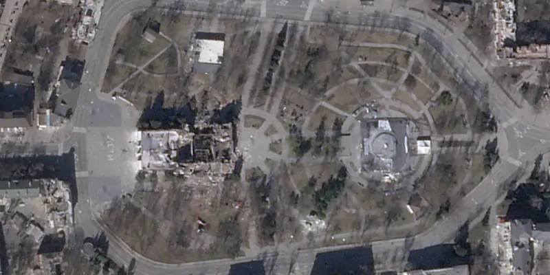 Il teatro di Mariupol, al cui ingresso era scritto per terra “bambini”, visto da un'immagine satellitare (Planet Labs PBC via AP)