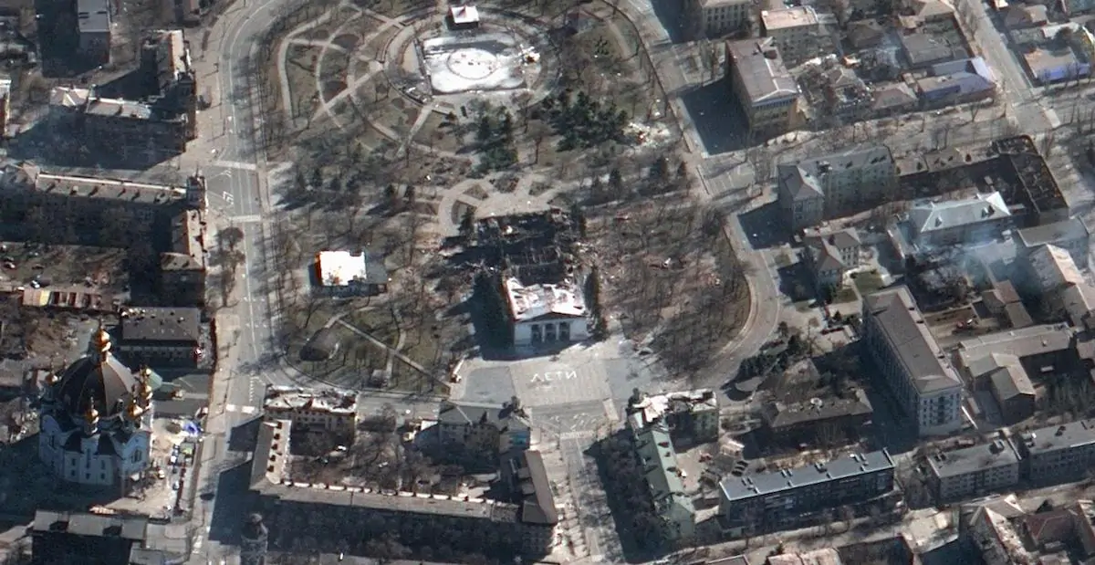 Un'immagine satellitare delle rovine del teatro di Mariupol, bombardato mercoledì (MAXAR TECHNOLOGIES) 