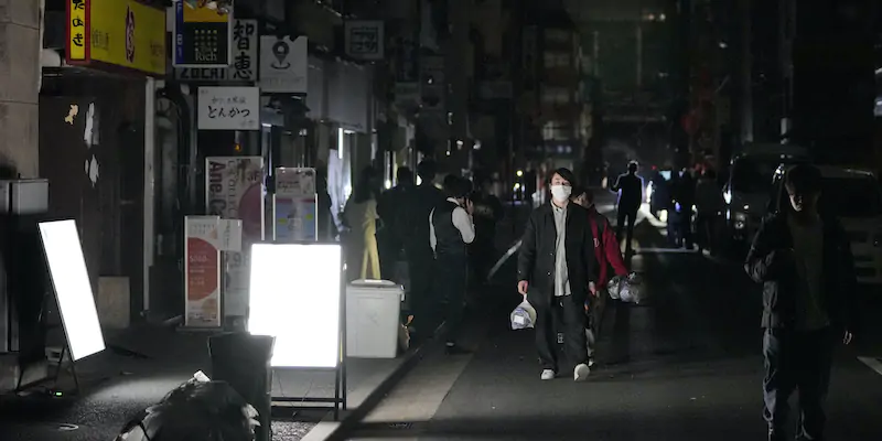 Una strada di Tokyo rimasta senza luce dopo il terremoto (Getty Images)
