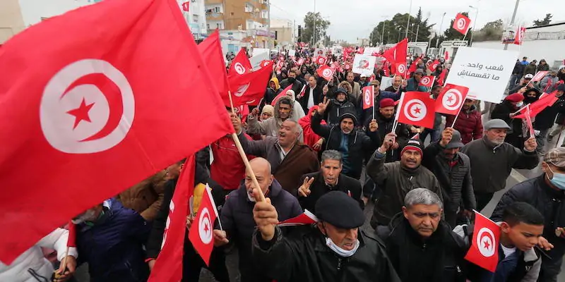 Una protesta contro il presidente tunisino organizzata a Tunisi lo scorso 20 marzo, in occasione dell'anniversario dell'indipendenza del paese (EPA/ Mohamed Messara via ANSA)