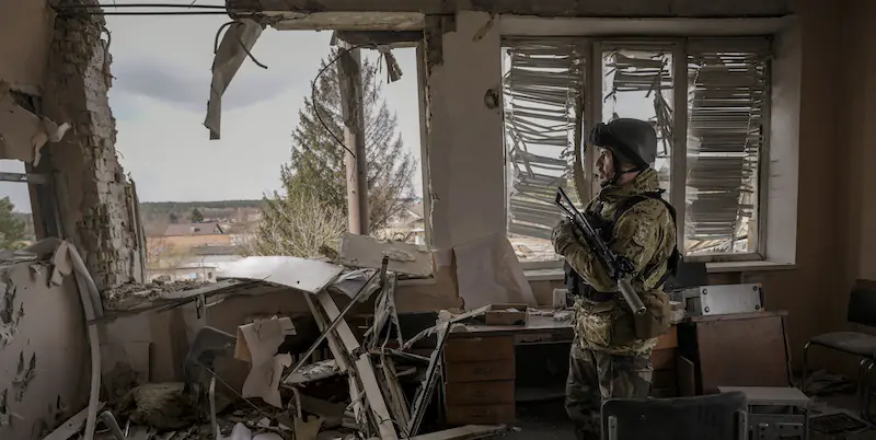 Un soldato ucraino in un edificio distrutto dai bombardamenti russi a Stoyanka, piccola città alla periferia occidentale di Kiev (AP Photo/Vadim Ghirda)