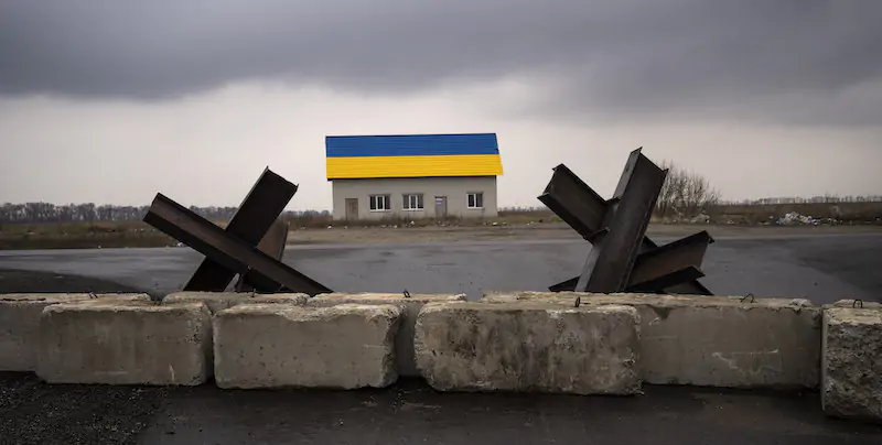 Barriere anticarro alla periferia di Kiev, 30 marzo 2022 (AP Photo/Rodrigo Abd)