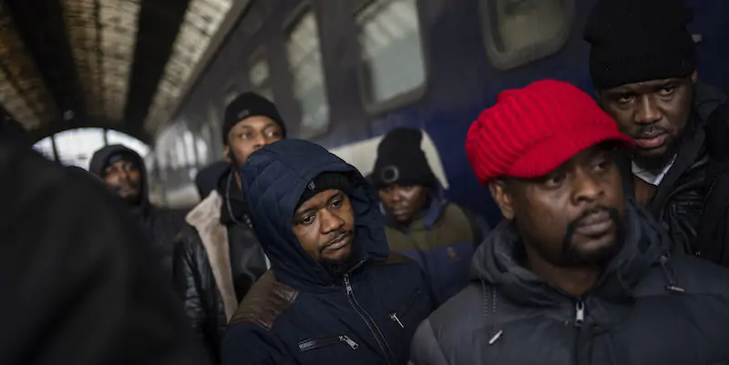 Profughi africani nella stazione ferroviaria di Leopoli (AP Photo/Bernat Armangue)
