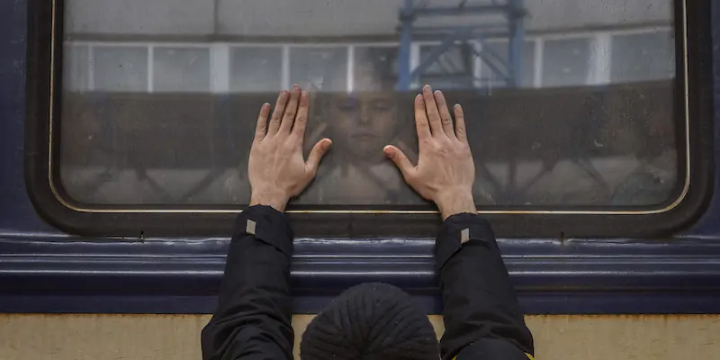 Un uomo saluta sua figlia alla stazione di Kiev, 5 marzo 2022 (AP Photo/Emilio Morenatti)