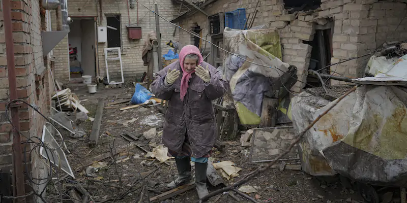Una donna tra i relitti di una casa a Gorenka, vicino a Kiev (AP Photo/Vadim Ghirda)