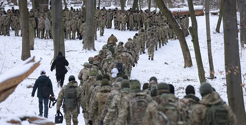 Civili ucraini partecipano a un addestramento militare in una foresta nei pressi di Kiev, lo scorso 22 gennaio, nelle settimane in cui si annunciava l'invasione russa (Sean Gallup/Getty Images)