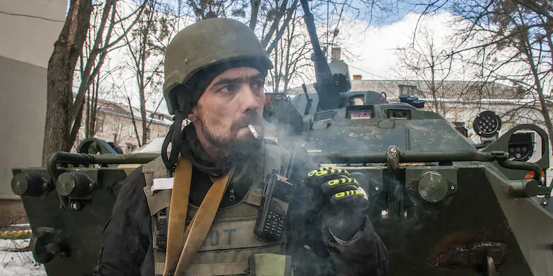 Un volontario ucraino a Kharkiv (AP Photo/Andrew Marienko)