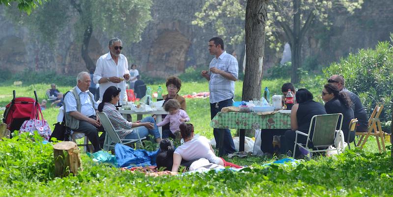 Un picnic al parco degli Acquedotti a Roma (CLAUDIO PERI / ANSA/ DBA)