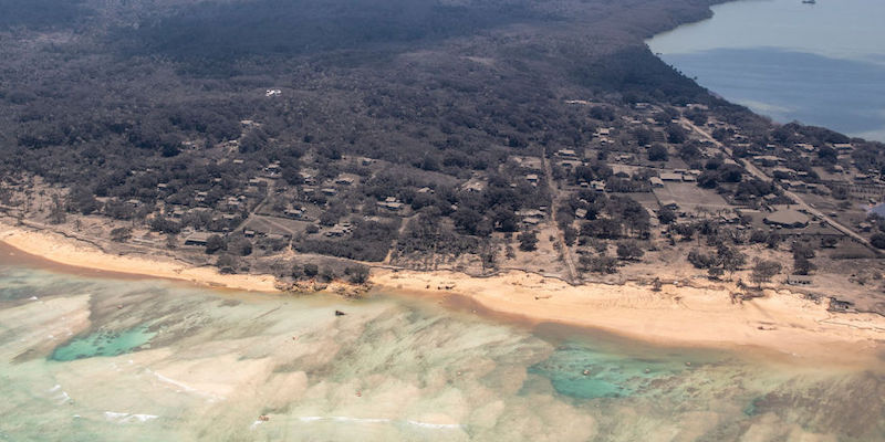 Una foto aerea di una delle isole di Tonga coperta di cenere vulcanica subito dopo l'eruzione
(Getty Images)